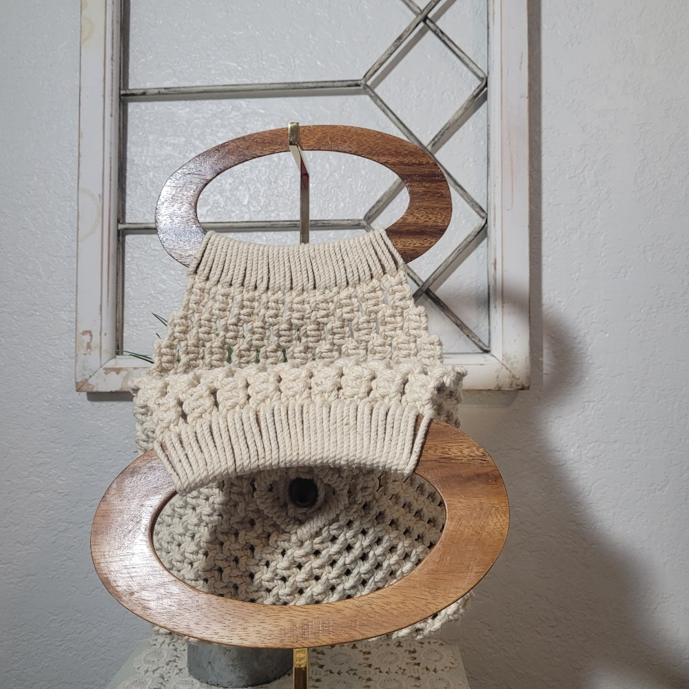 Vintage 70's Cream Boho Crochet Bag with Wooden Handle - Picture 2 of 9